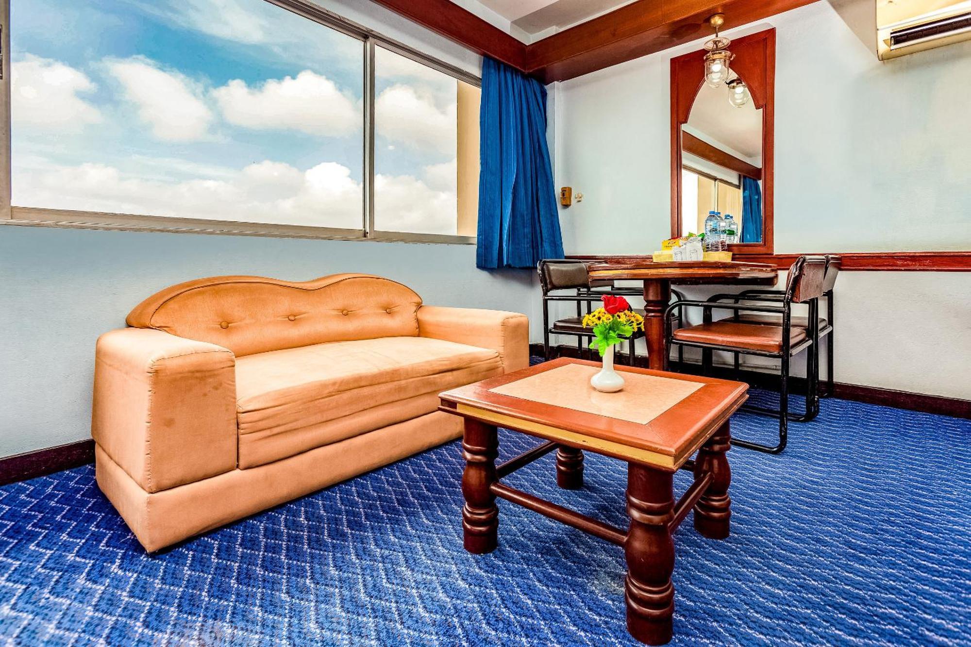 Oyo 441 Grand Thara Hotel Сураттхани Экстерьер фото