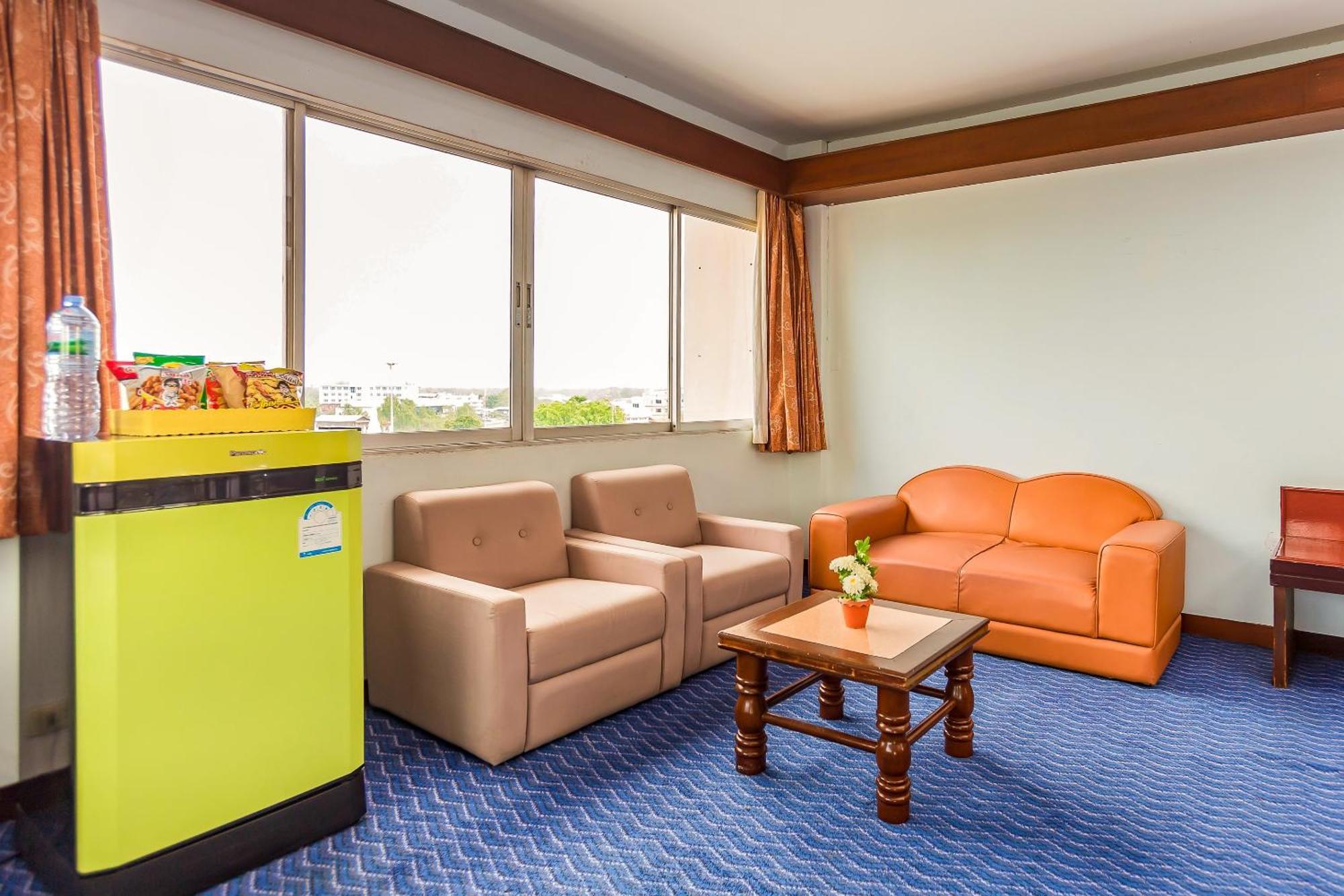 Oyo 441 Grand Thara Hotel Сураттхани Экстерьер фото
