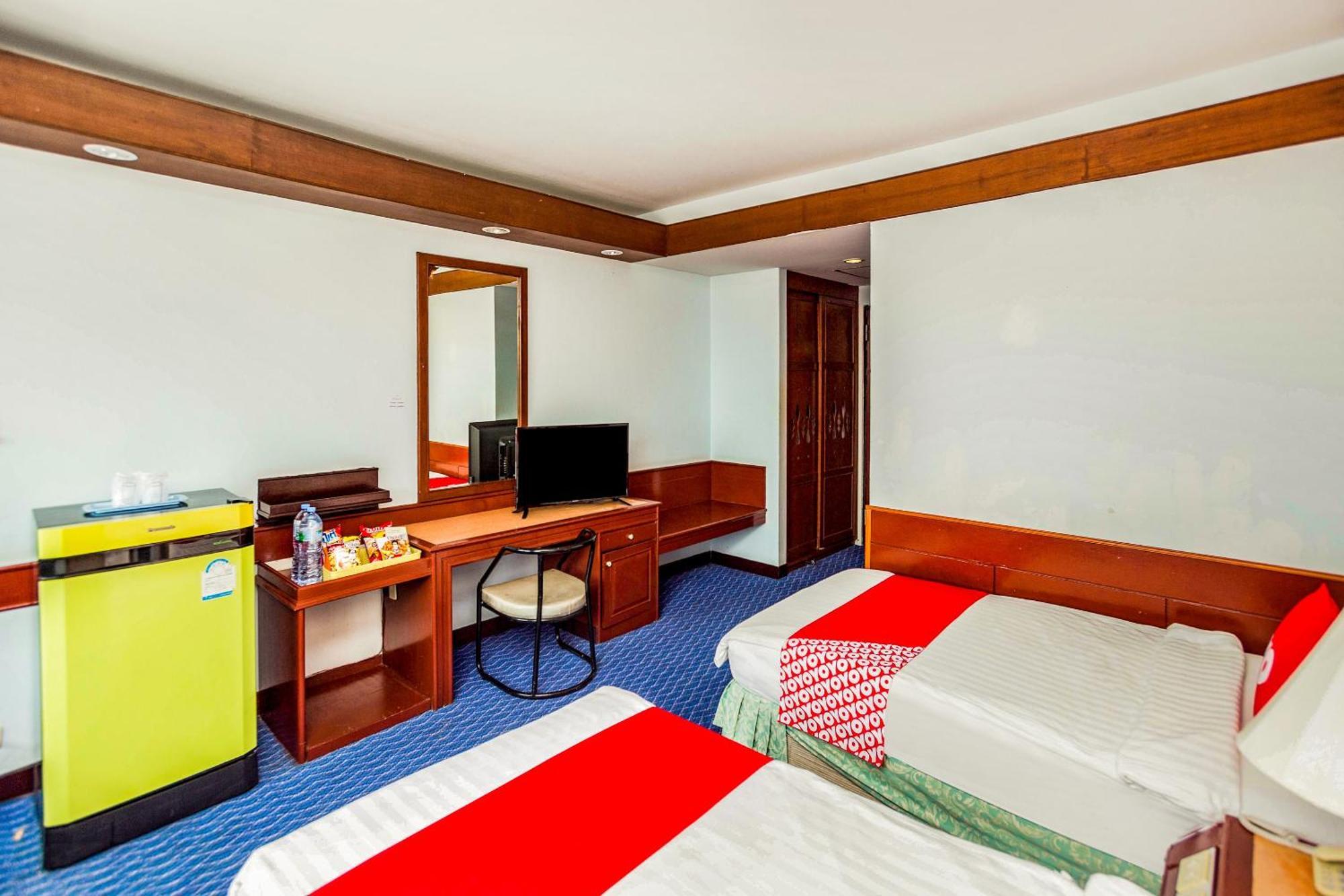 Oyo 441 Grand Thara Hotel Сураттхани Экстерьер фото