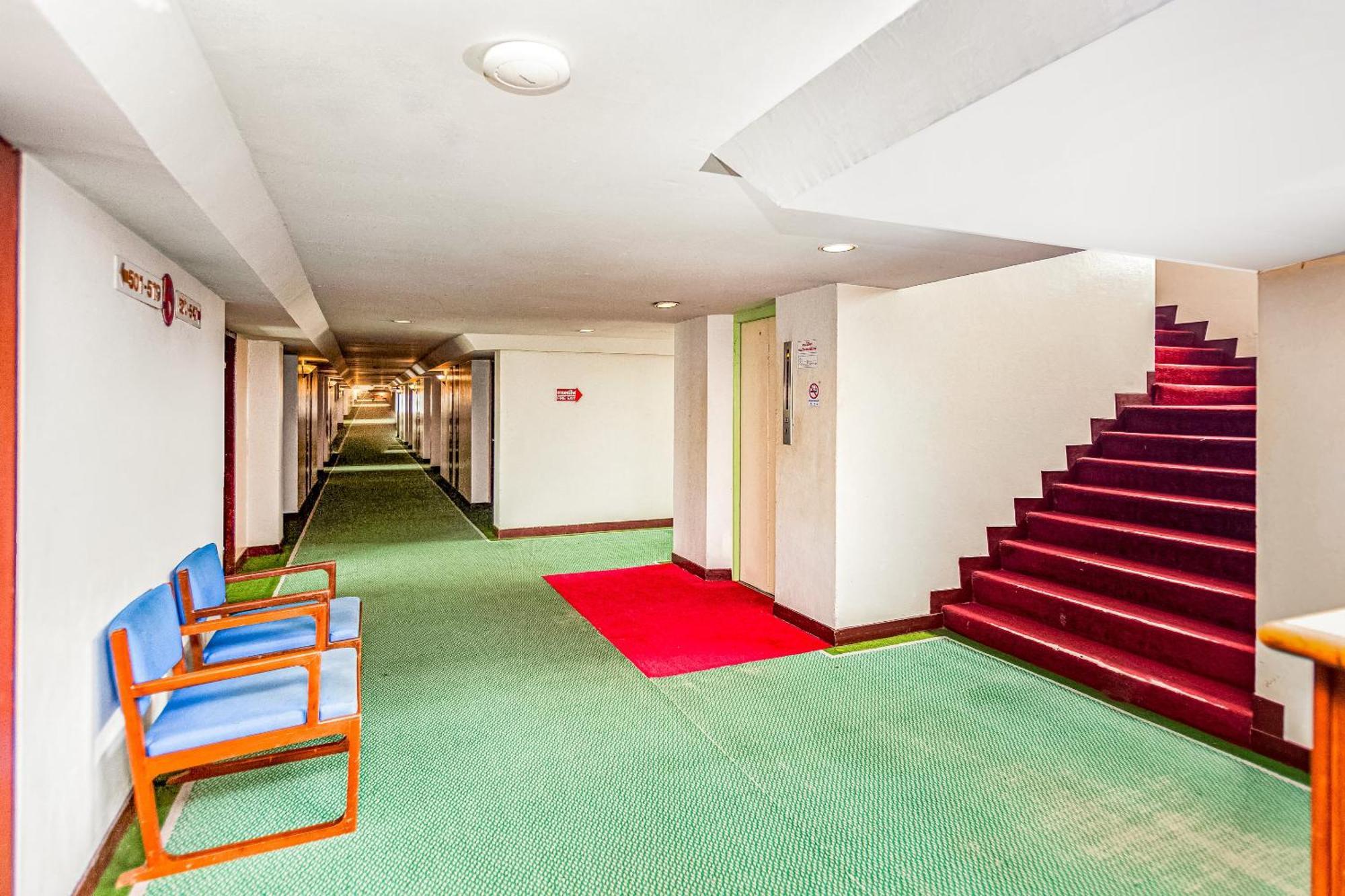 Oyo 441 Grand Thara Hotel Сураттхани Экстерьер фото