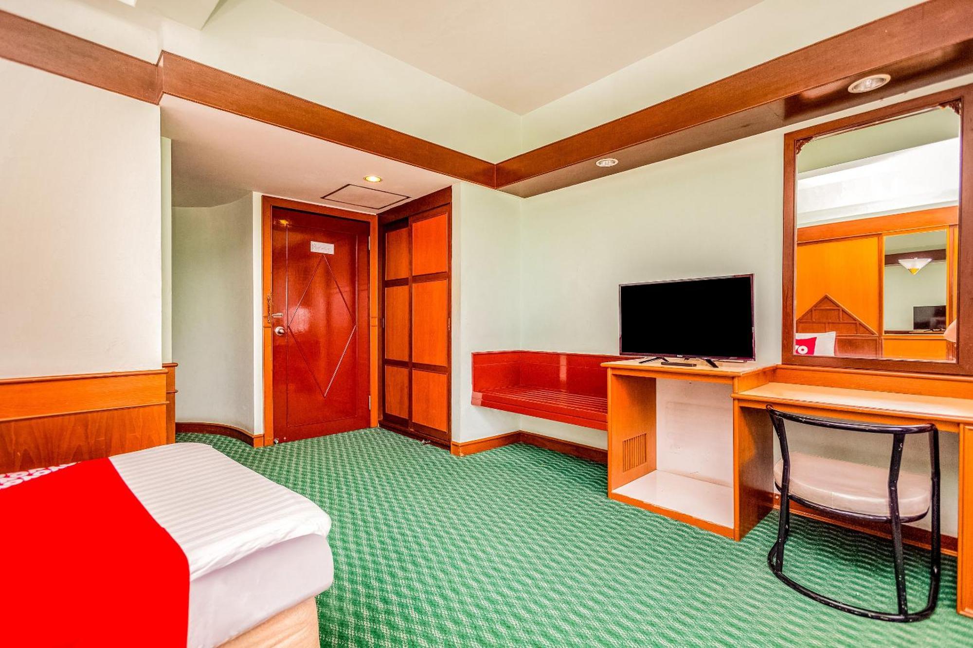 Oyo 441 Grand Thara Hotel Сураттхани Экстерьер фото