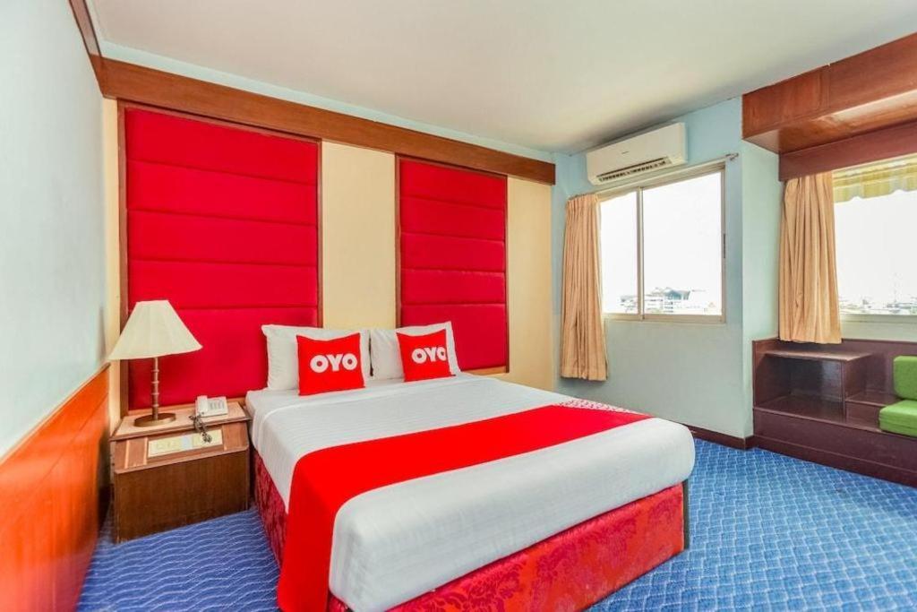 Oyo 441 Grand Thara Hotel Сураттхани Экстерьер фото
