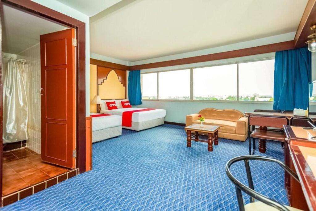 Oyo 441 Grand Thara Hotel Сураттхани Экстерьер фото
