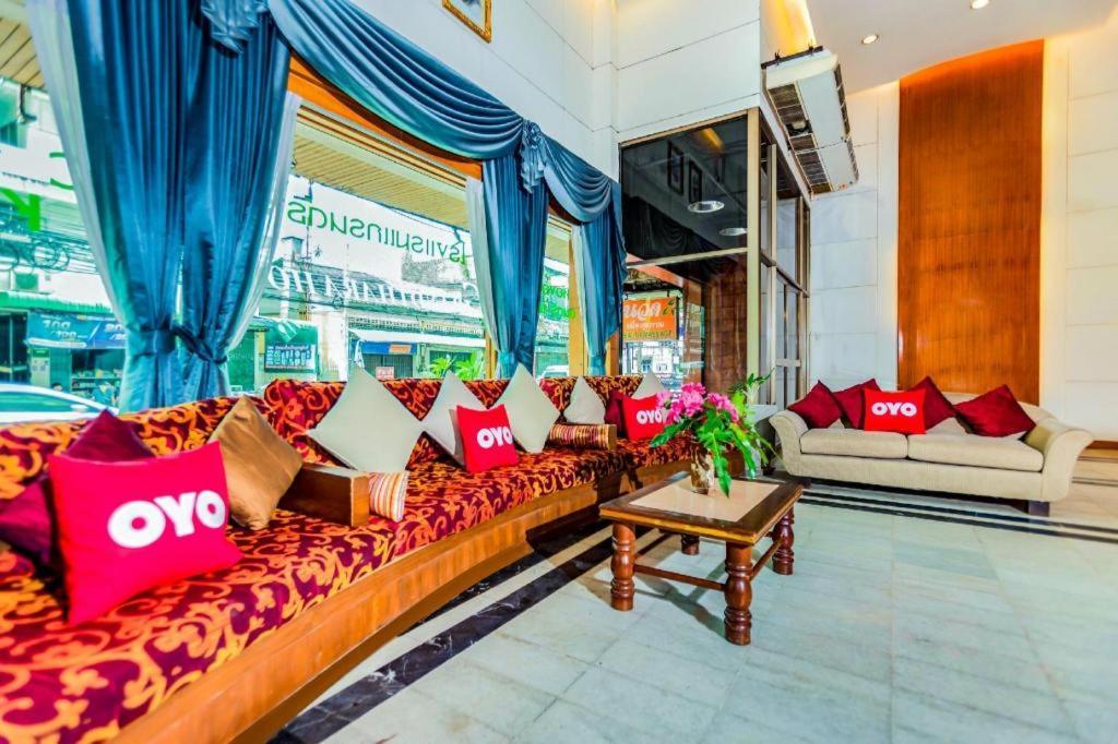 Oyo 441 Grand Thara Hotel Сураттхани Экстерьер фото