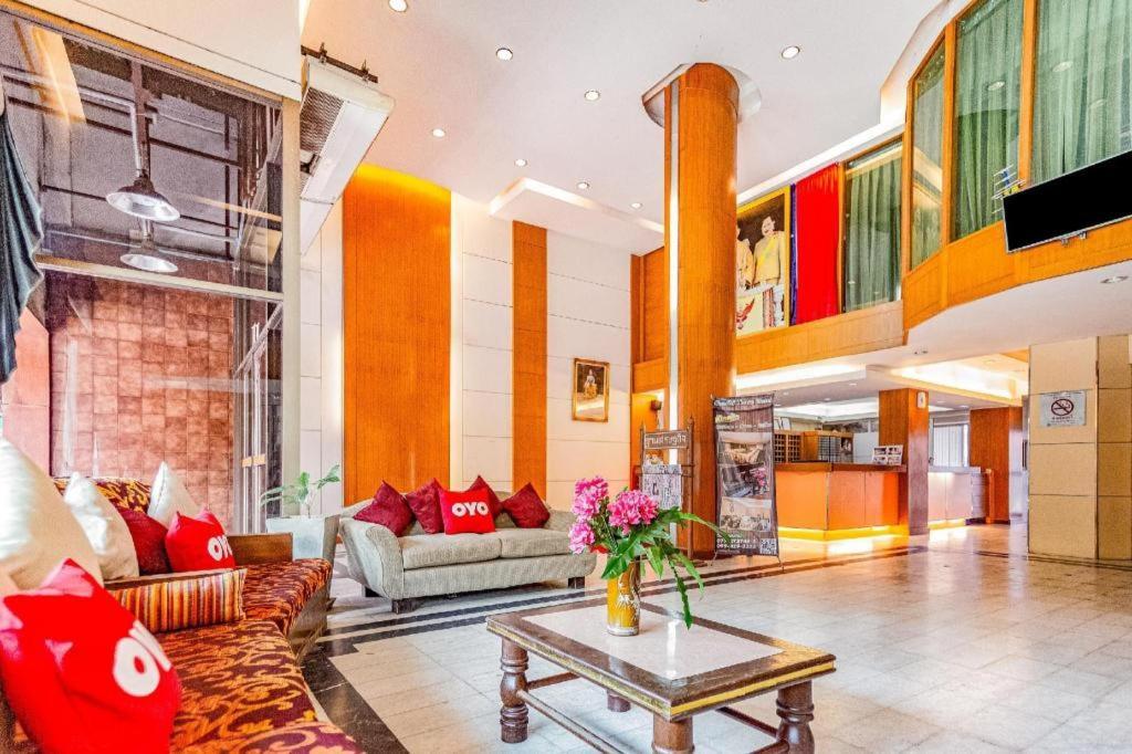 Oyo 441 Grand Thara Hotel Сураттхани Экстерьер фото