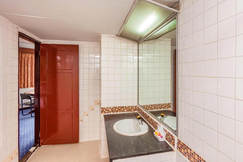 Oyo 441 Grand Thara Hotel Сураттхани Экстерьер фото
