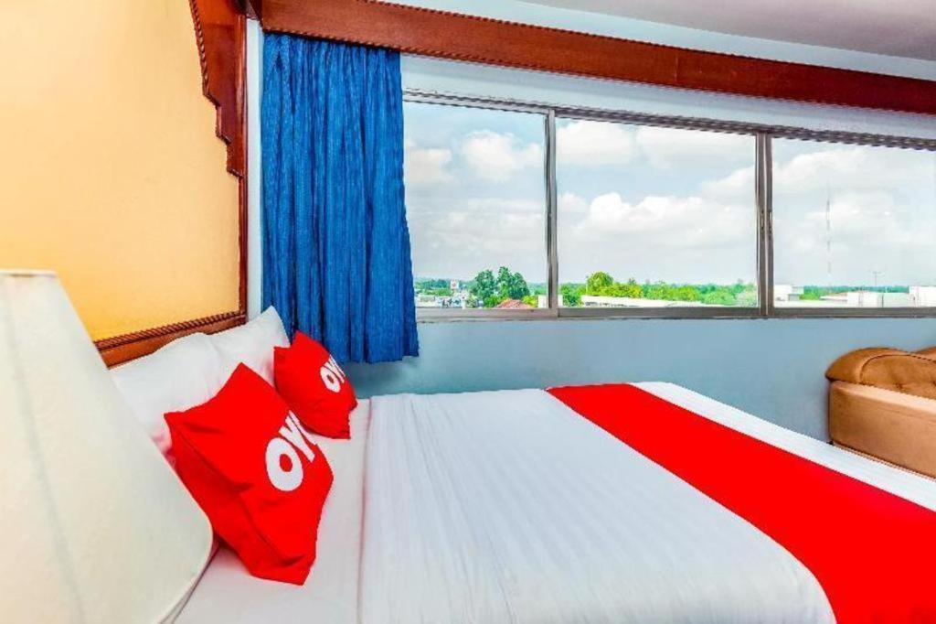 Oyo 441 Grand Thara Hotel Сураттхани Экстерьер фото
