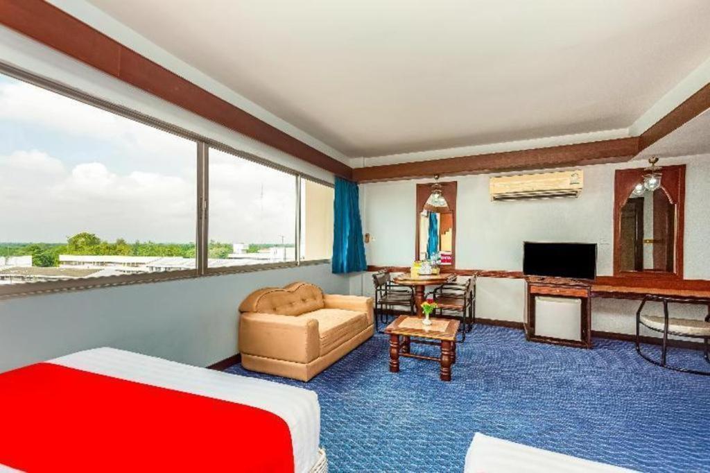 Oyo 441 Grand Thara Hotel Сураттхани Экстерьер фото