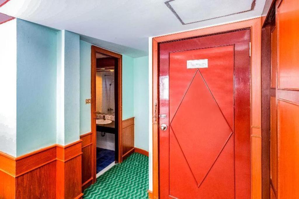 Oyo 441 Grand Thara Hotel Сураттхани Экстерьер фото