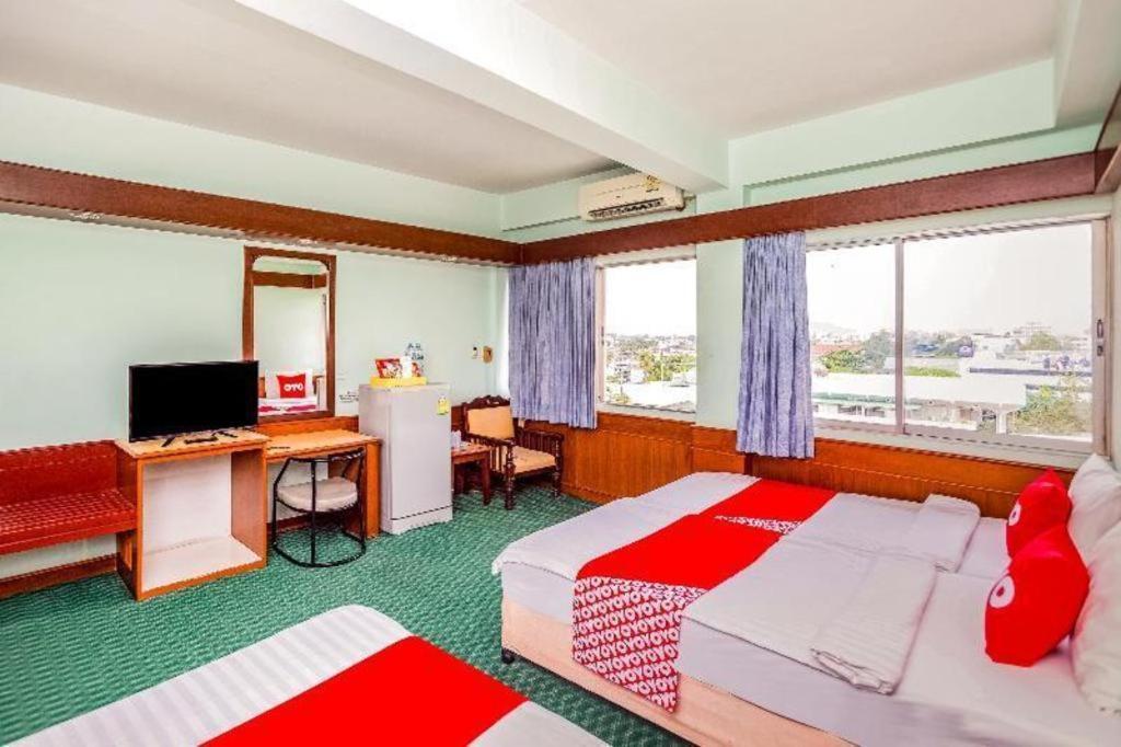 Oyo 441 Grand Thara Hotel Сураттхани Экстерьер фото