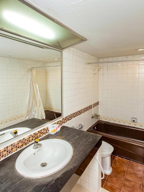 Oyo 441 Grand Thara Hotel Сураттхани Экстерьер фото