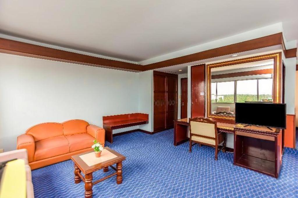 Oyo 441 Grand Thara Hotel Сураттхани Экстерьер фото