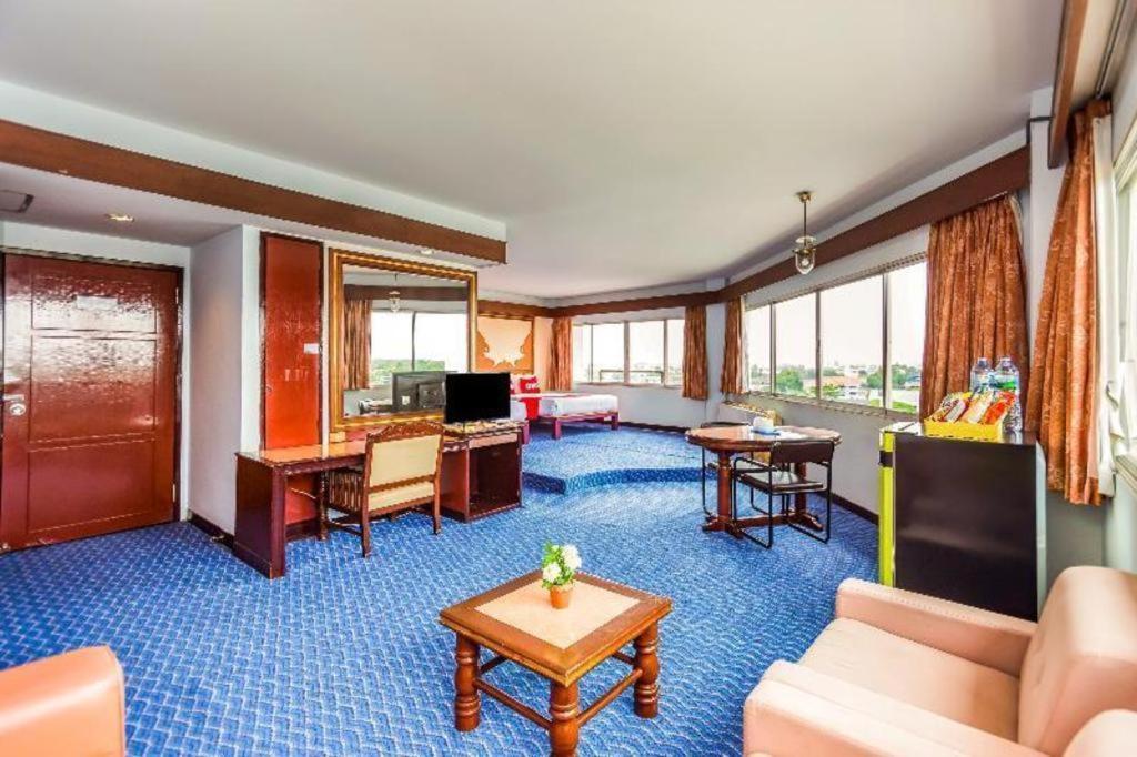 Oyo 441 Grand Thara Hotel Сураттхани Экстерьер фото