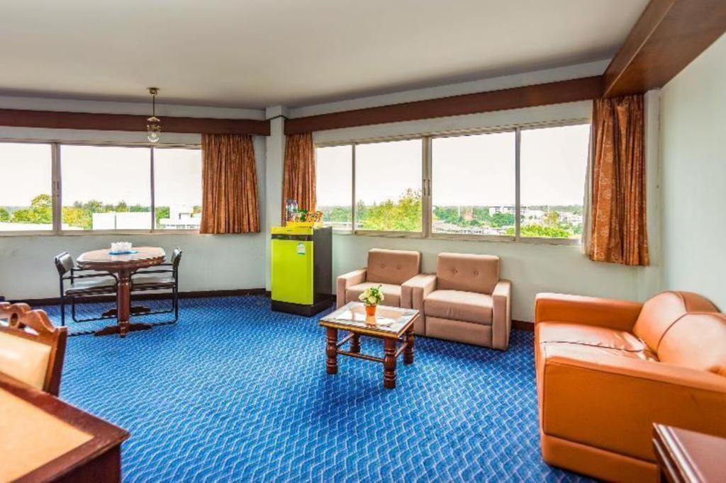 Oyo 441 Grand Thara Hotel Сураттхани Экстерьер фото