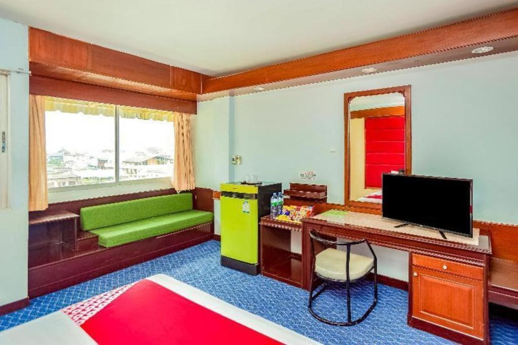 Oyo 441 Grand Thara Hotel Сураттхани Экстерьер фото