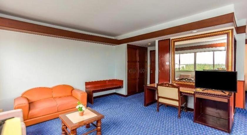 Oyo 441 Grand Thara Hotel Сураттхани Экстерьер фото