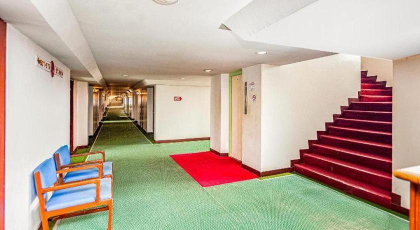 Oyo 441 Grand Thara Hotel Сураттхани Экстерьер фото