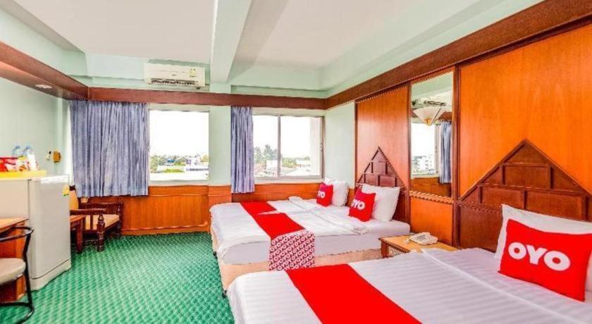 Oyo 441 Grand Thara Hotel Сураттхани Экстерьер фото