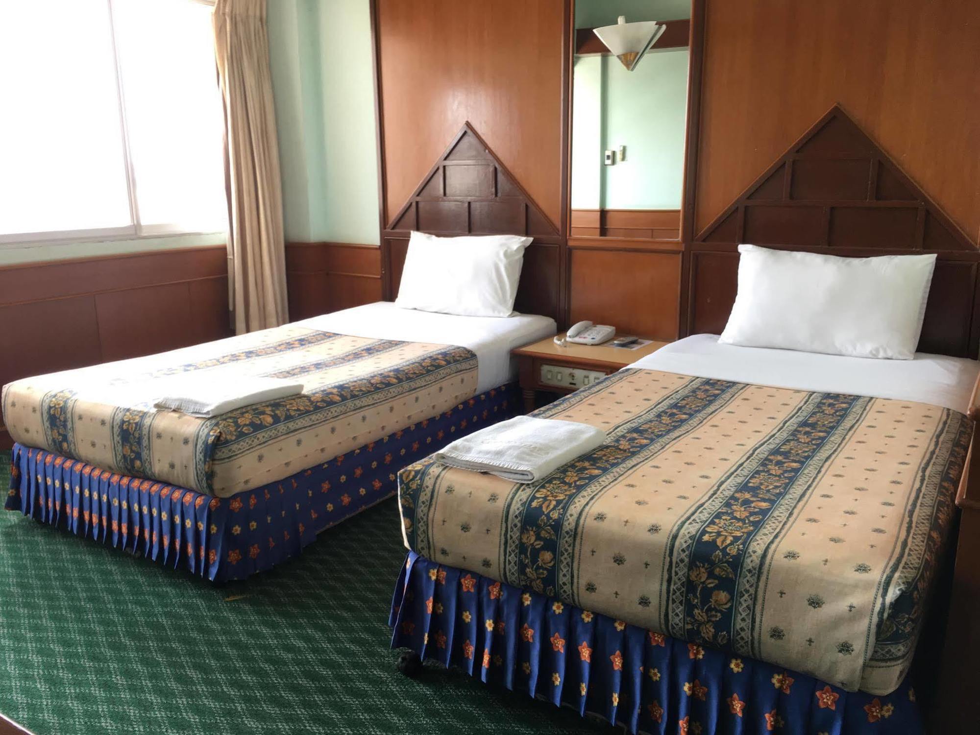 Oyo 441 Grand Thara Hotel Сураттхани Экстерьер фото
